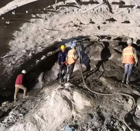 零陵隧道拱顶带模注浆料，微膨胀注浆料的特点及施工工艺